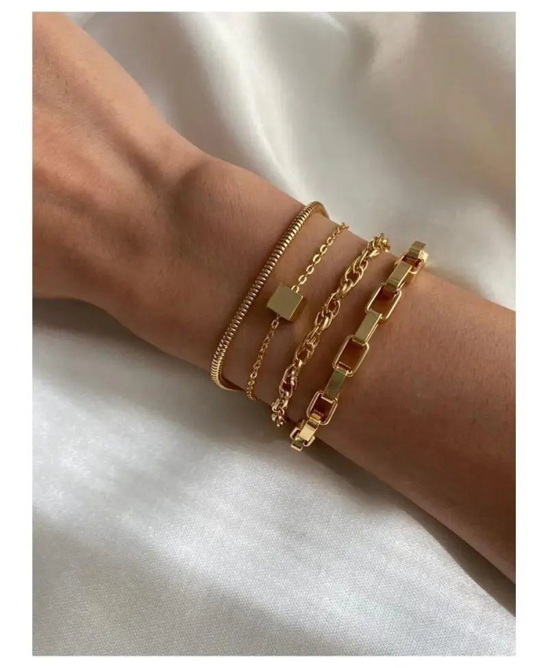 Küp Detaylı Dörtlü Kombin Bileklik Küp Detaylı Dörtlü Kombin Bileklik