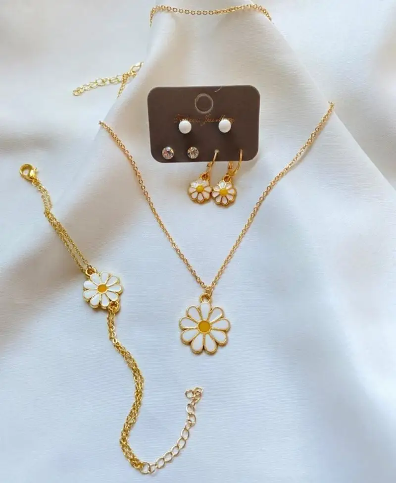 Papatyalı Halka Gold Küpe, Papatyalı Gold Kolye Ve Papatyalı Zincirli Bileklik Seti Kolye Papatyalı Halka Gold Küpe, Papatyalı Gold Kolye Ve Papatyalı Zincirli Bileklik Seti Kolye