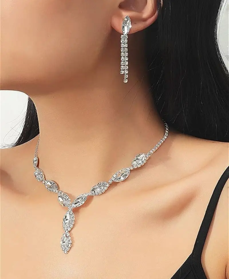 Gümüş Kristal Taşlı Kolye Ve Küpe Seti Özel Günler Seti Düğün Seti Nişan Abiye Seti Gerdanlık Gümüş Kristal Taşlı Kolye Ve Küpe Seti Özel Günler Seti Düğün Seti Nişan Abiye Seti Gerdanlık